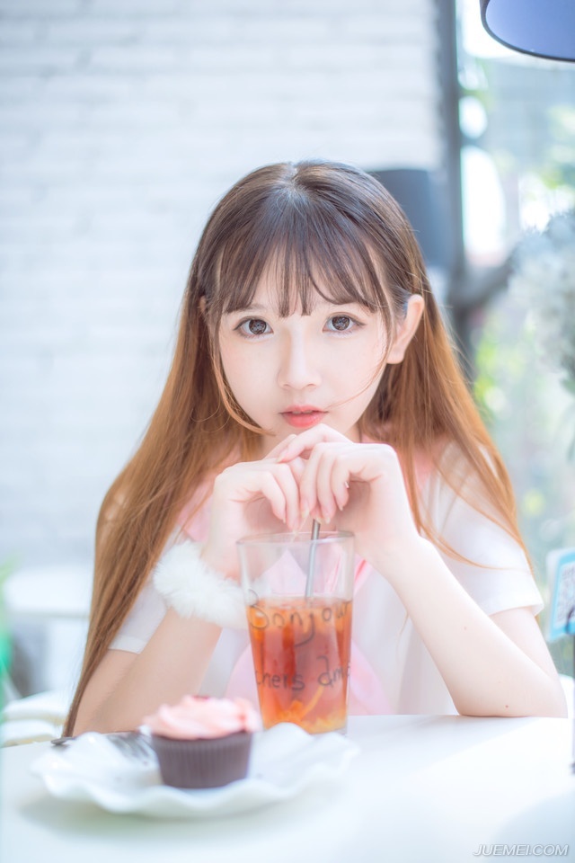 友谊的悲痛莫过于，你把一个人当成你最好的朋友，但她并没有像你一样把当你成她最好的朋友！